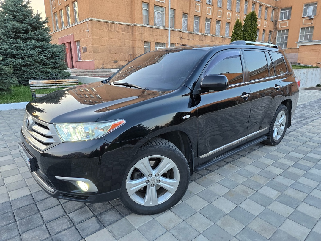 Продаётся TOYOTA HIGHLANDER 2012. Двигатель V6 объёмом 3,5 бензин. Установленно ГБО Италия Е-4 (что делает автомобиль очень экономным) Пробег 155 тыс. Один хозяин с салона В отличном состоянии! Сборка Япония! Автомобиль в дтп не участвовал Покупался у официального дилера Технически автомобиль на твёрдую 5!Полностью обслужена! Вложений не требует вообще! Замена цепи натяжителей роликов масла филтра Масло лил Toyota Салон в отличном состоянии! В машинке ни разу не курили! Салон чистый и опрятный. В Комплектации есть все необходимое: Надежнейший цепной двигатель, АКПП , литые диски r19 3х зонный климат-контроль холодит отлично, подогревы сидений/зеркал, эл.зеркала, эл.стекла, ESP, установлен андроид, мультируль, круиз-контроль и т.д. Установлены дорогие ЛЭД лампы новые линзы , лэд в туманках (свет как на паровозе) Техническое состояние отличное! Безупречный внешний вид, Автомобиль выглядит очень эффектно! Вложений не требует ни копейки! Обслужена От и До! Полный комплект ключей и документов! Цена 2.520.000₽ , минимальный торг у капота Возможен обмен на Ваше авто +79591441400