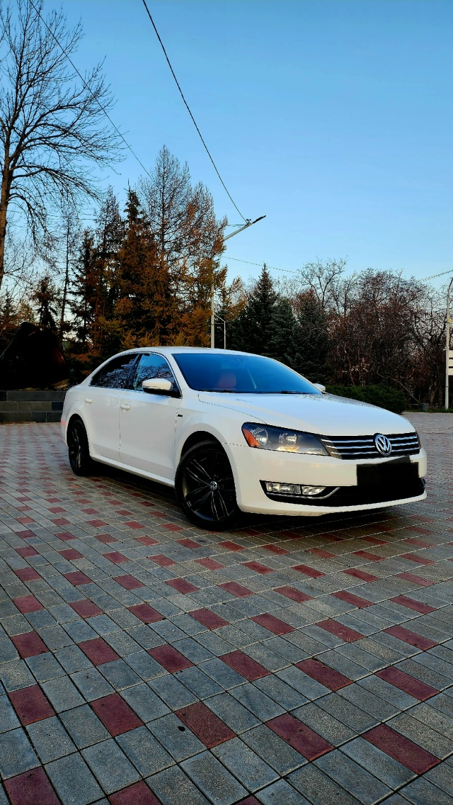 Volkswagen Passat 1.8 TFSI, 2015 год, автоматическая трансмиссия. Пробег – всего 117 000 км! Этот автомобиль в ИДЕАЛЬНОМ состоянии – это больше, чем просто средство передвижения, это стиль жизни! Редкая комплектация LIMITED! Бесключевой доступ, кнопка Start/Stop, роскошный кожаный салон и абсолютно новая резина R18 – все для вашего комфорта и удовольствия от вождения. Не упустите свой шанс! Цена – всего 1 370 000 рублей! Звоните прямо сейчас и станьте обладателем этого великолепного автомобиля! +79595556595 79591441400